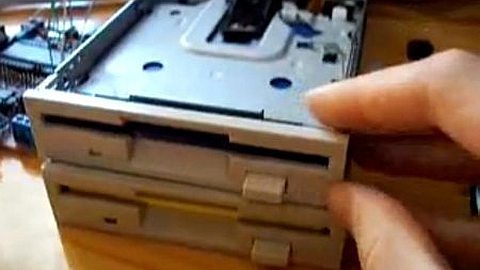 Video of the Day: Musica Imperial March de 2 Floppy Disc