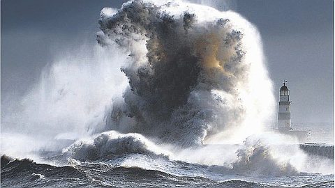 Picture of the Day: Giant Waves in UK
