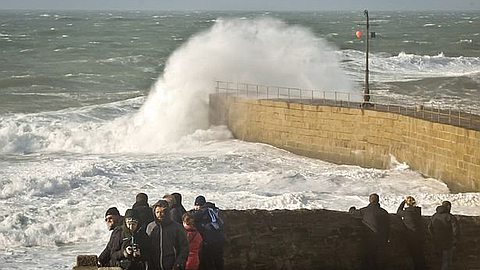 Worst U.K. Storm in Five Years Halts Commute, Cuts Power