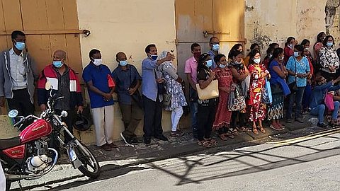 Plus de 200 employés d’usines manifestent