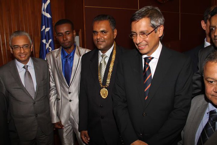 Oumar Kholeegan (center)
