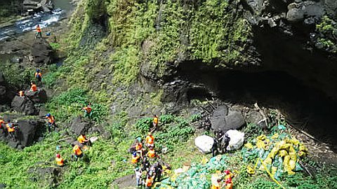 900 kilos de déchets à la cascade de Chamarel