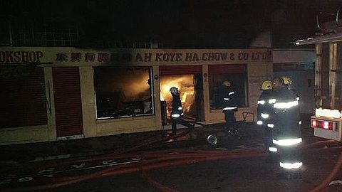 Grave Incendie à Port-Louis : l’Endurance des Pompiers Mise à Rude Epreuve