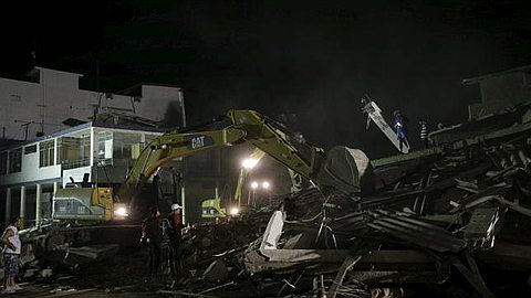 Shaken Ecuador Hunts for Survivors Amid 7.8 Quake Debris
