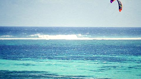 Belle-Mare: grièvement blessé en faisant du kitesurf, un touriste décède