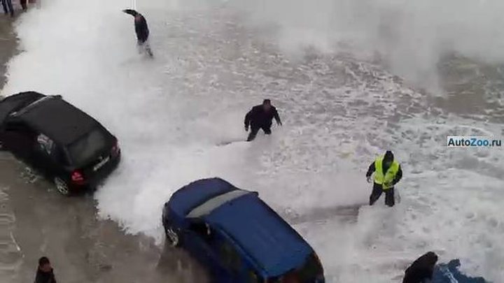 Video of the Day: Uploading Ferry During Storm